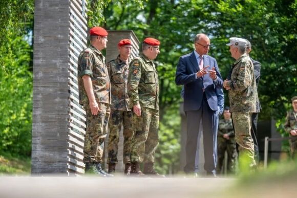 1 Nguoi Dan Duc Da So Ung Ho Dich Vu Quan Su Tu Nguyen