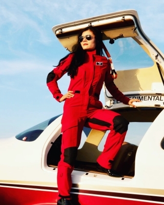 2 Nu Phi Cong Goc Viet Tu Nan Khi Dang Bay Vong Quanh The Gioi