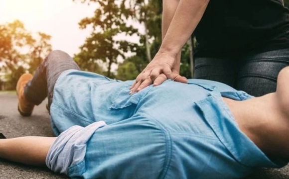 1 Bac Si 27 Tuoi Dang Khoe Manh Bong Qua Doi Vi Ngung Tim Chuyen Gia Giong Len Hoi Chuong Canh Bao