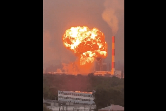 1 Uav Ukraine Tan Cong Cac Nha May Loc Dau Va Co So Quan Su Trong Yeu Tai Nga