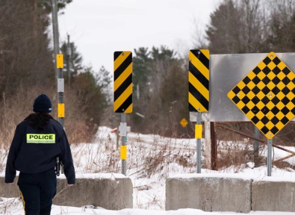 1 Canada Phat Hien 44 Nguoi Vuot Bien Trong Thung Xe Container