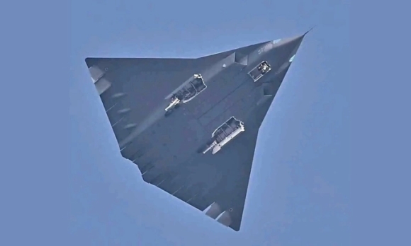 2 Xuat Hien Anh Tiem Kich Khong Canh Duoi Moi Cua Trung Quoc