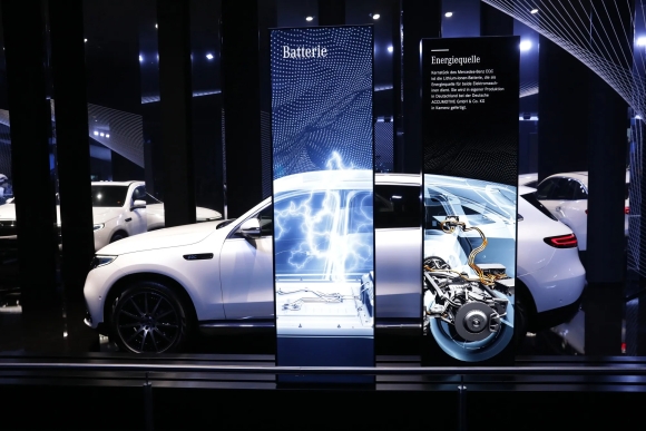 1 Mercedes Benz Gay Soc Cat Giam 40000 Viec Lam Tai Cau Truc Manh Me Nganh O To