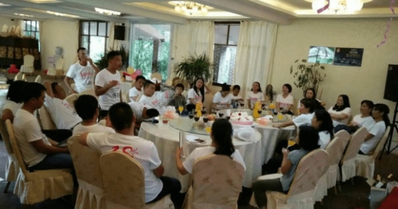 Đi họp lớp, tôi để chiếc BMW ở nhà, chọn đi xe bus: Về đến nhà, nhận được tin nhắn cả đời không thể quên