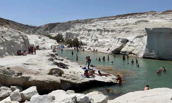 1 Nam Du Khach Viet Nhay Xuong Bien Cuu Vo O Hy Lap Ca 2 Bi Thiet Mang