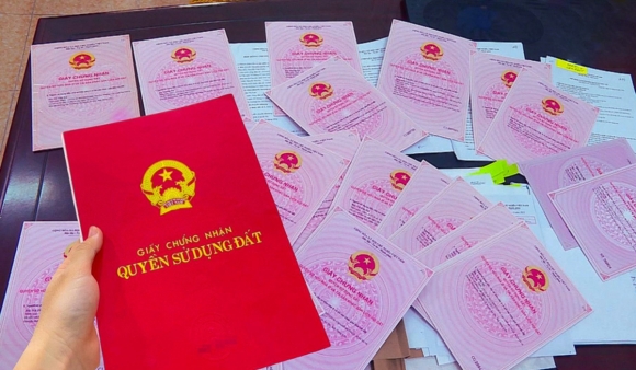 Nhặt được sổ đỏ 'xin bồi dưỡng 10 triệu' mới trả, có thể đối mặt vòng lao lý?