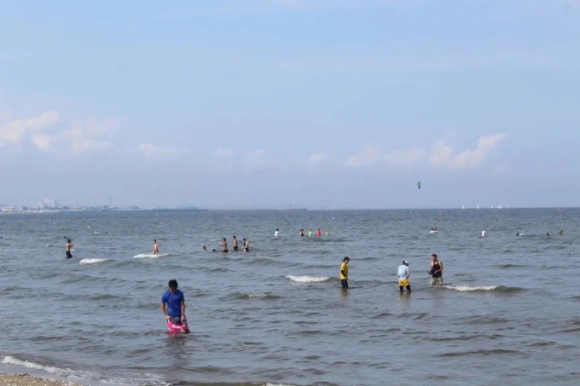 1 Hai Thanh Nien Viet Nam Cuu Hai Em Be Nhat Bi Song Cuon