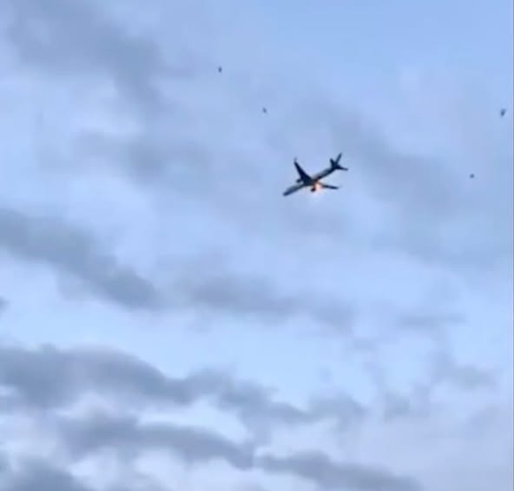 1 May Bay Cho 273 Nguoi Tu Hy Lap Den Duc Gap Su Co Dong Co Phai Ha Canh Khan Cap