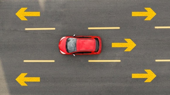 2 Man Quay Xe Cua Nganh O To Trung Quoc Quay Lai Voi Xe Xang De Dap Ung Nhu Cau Thi Truong