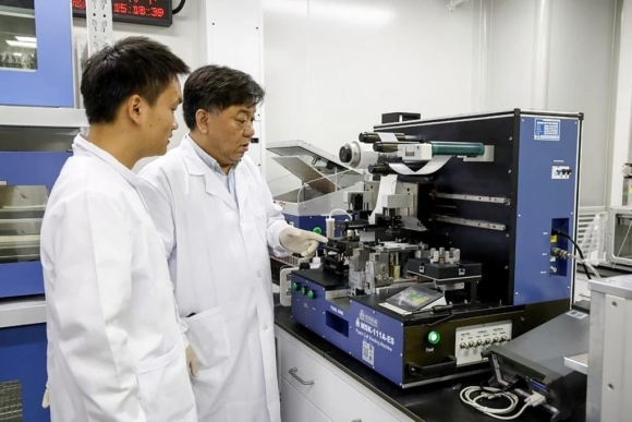 2 Trung Quoc Tim Ra Cach Lam Sieu Pin Xe Dien Gio Di Xa Hon 1000km Vuot Ca Xe Xang