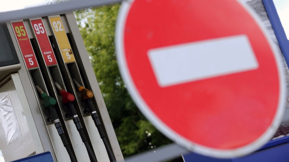 1 Nga Doi Mat Khung Hoang Nhien Lieu Nghiem Trong Xe Xep Hang Dai Gia Leo Thang Do Tan Cong Uav Ukraine