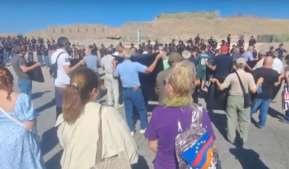 1 Nguoi Bieu Tinh Armenia Yeu Cau Rut Quan Doi Nga Khoi Can Cu Gyumri