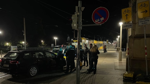 2 Cong Dan My Bi Dam Tren Xe Dien O Dresden Sau Khi Can Thiep Vu Quay Roi Phu Nu