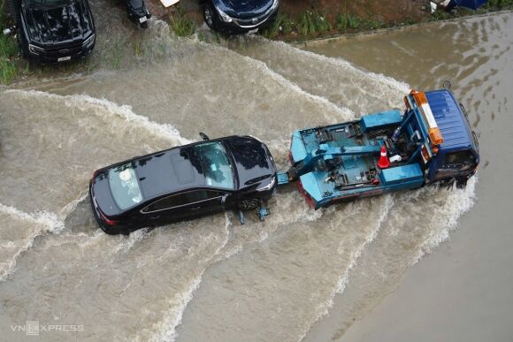 1 Hang Loat Oto Chet May Cho Cuu Ho Tren Duong Ha Noi