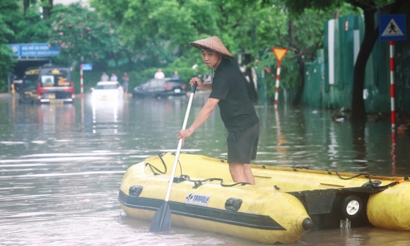 1 Nguoi Nga Cay Do Thuyen Phao Xuat Hien Giua Pho Ngap Ha Noi