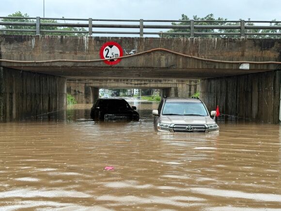 2 Hang Loat Oto Chet May Cho Cuu Ho Tren Duong Ha Noi