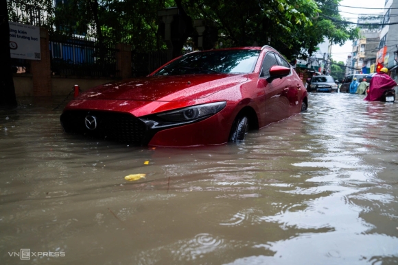 3 Hang Loat Oto Chet May Cho Cuu Ho Tren Duong Ha Noi