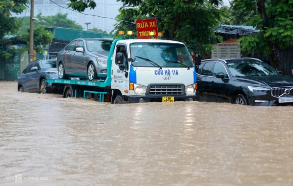 5 Hang Loat Oto Chet May Cho Cuu Ho Tren Duong Ha Noi