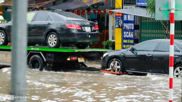 6 Hang Loat Oto Chet May Cho Cuu Ho Tren Duong Ha Noi