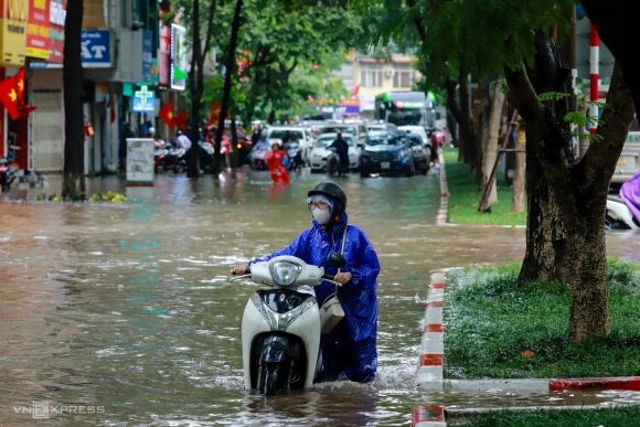 7 Hang Loat Oto Chet May Cho Cuu Ho Tren Duong Ha Noi