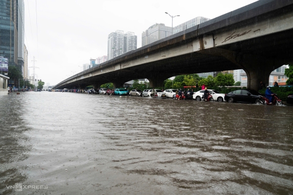8 Hang Loat Oto Chet May Cho Cuu Ho Tren Duong Ha Noi
