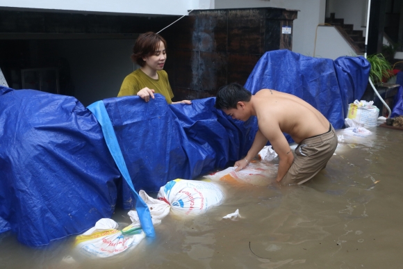 2 Ha Noi Khu Nha Giau Ngap Khong Loi Thoat Dan Thuc Xuyen Dem Dap Dap Ngan Nuoc