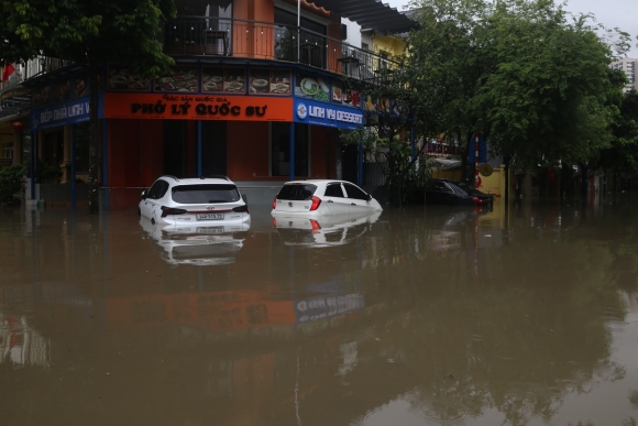 3 Ha Noi Khu Nha Giau Ngap Khong Loi Thoat Dan Thuc Xuyen Dem Dap Dap Ngan Nuoc