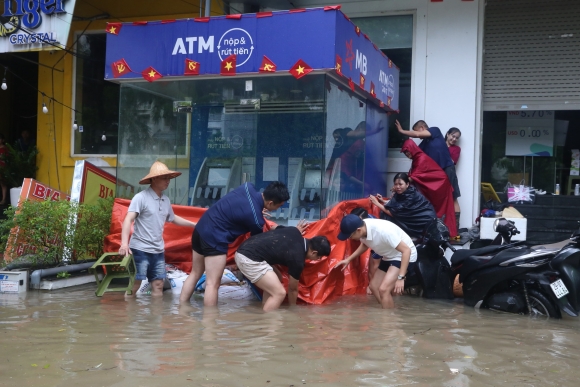 6 Ha Noi Khu Nha Giau Ngap Khong Loi Thoat Dan Thuc Xuyen Dem Dap Dap Ngan Nuoc