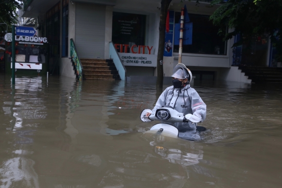 7 Ha Noi Khu Nha Giau Ngap Khong Loi Thoat Dan Thuc Xuyen Dem Dap Dap Ngan Nuoc