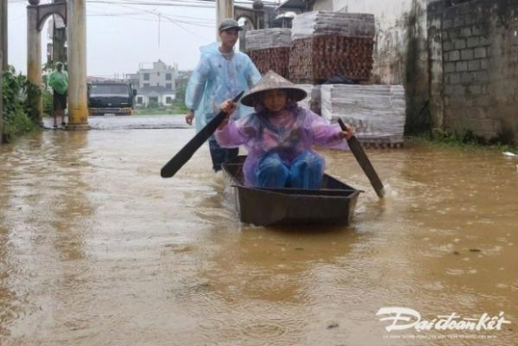 1 Nuoc Tran Bo De Nguoi Dan Ron Lu Ngoai Thanh Ha Noi Tat Bat Van Chuyen Do