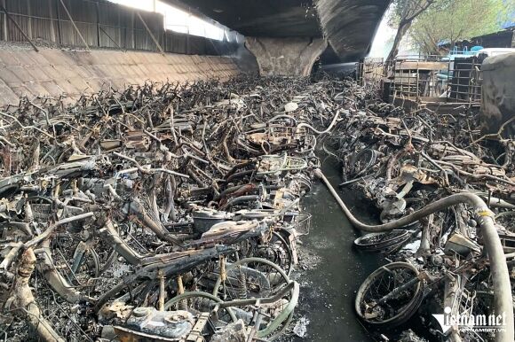 2 Can Canh Hang Tram Xe Tro Khung Sau Vu Chay O Cau Vinh Tuy Ha Noi