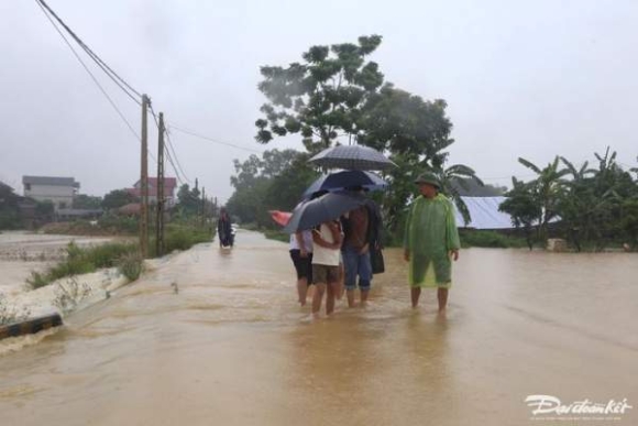 2 Nuoc Tran Bo De Nguoi Dan Ron Lu Ngoai Thanh Ha Noi Tat Bat Van Chuyen Do