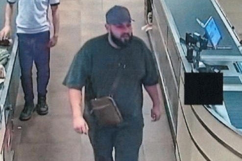 1 Canh Sat Duc Truy Tim Gia Dinh Gay Choang Khi Mua Sam 800 Euro Tai Sieu Thi