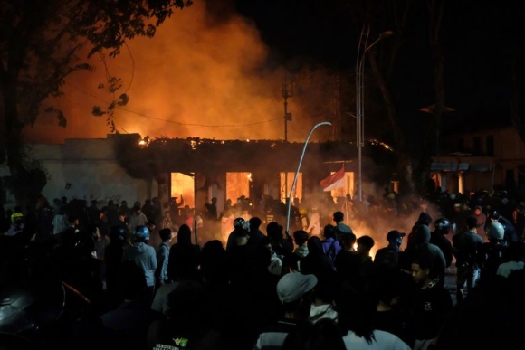 1 It Nhat 3 Nguoi Chet Sau Khi Dam Dong Dot Chay Toa Nha Quoc Hoi Khu Vuc Indonesia