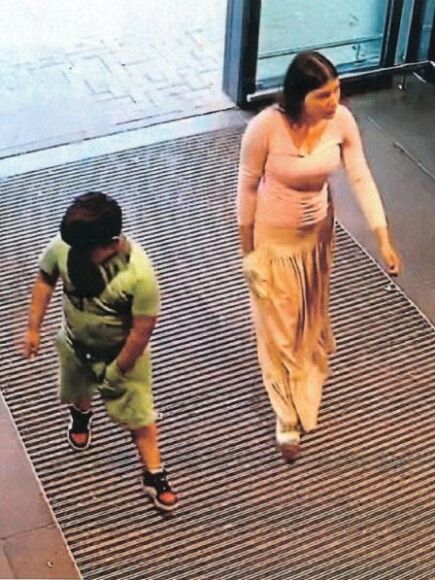 2 Canh Sat Duc Truy Tim Gia Dinh Gay Choang Khi Mua Sam 800 Euro Tai Sieu Thi