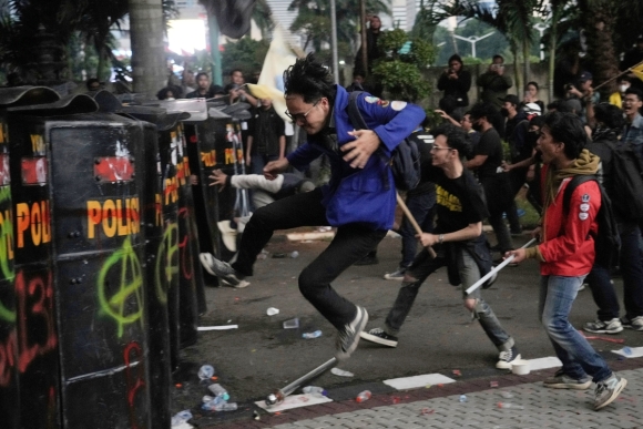 1 Mot Tuan Indonesia Chim Trong Hon Loan Vi Bieu Tinh