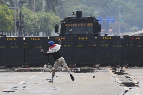 2 Mot Tuan Indonesia Chim Trong Hon Loan Vi Bieu Tinh