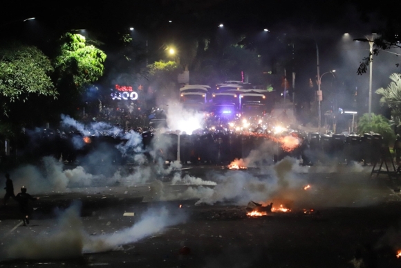 4 Mot Tuan Indonesia Chim Trong Hon Loan Vi Bieu Tinh