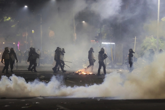 7 Mot Tuan Indonesia Chim Trong Hon Loan Vi Bieu Tinh