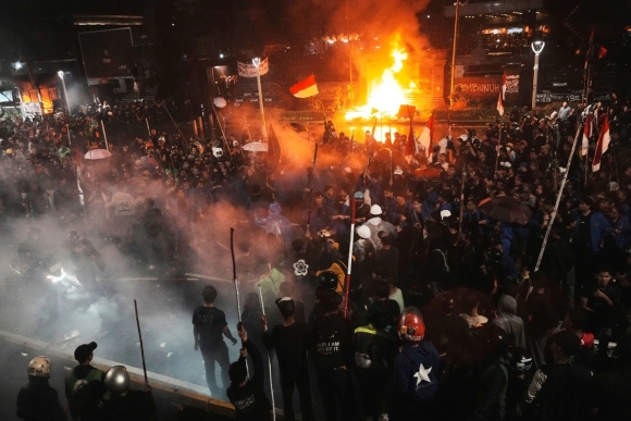 8 Mot Tuan Indonesia Chim Trong Hon Loan Vi Bieu Tinh