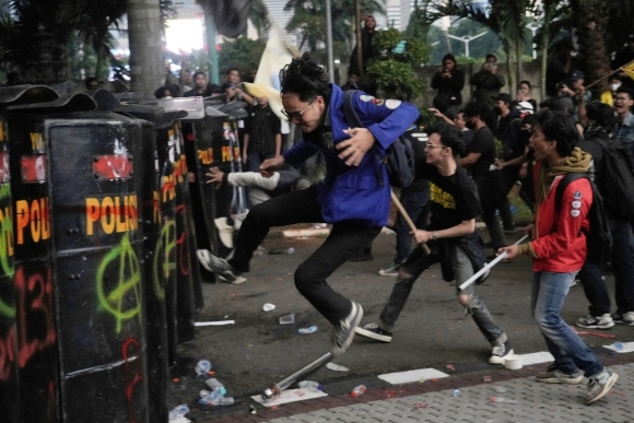 9 Mot Tuan Indonesia Chim Trong Hon Loan Vi Bieu Tinh