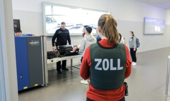 1 Tranh Rac Roi Tai San Bay Duc Quy Dinh Hai Quan Ve Hanh Ly Ban Duoc Phep Mang