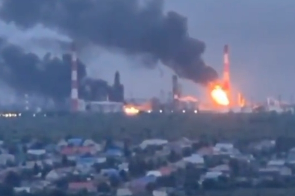 2 Nga Doi Mat Nguy Co Thieu Nhien Lieu Gia Xang Tang Vot Do Ukraine Tan Cong Nha May Loc Dau