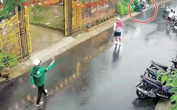 1 Dinh Chi Cong Tac Nu Cong Chuc O Lam Dong Vi Hanh Hung Nguoi Giua Duong