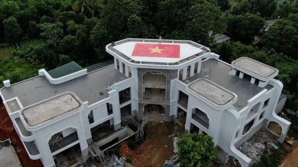 1 Vet Truot Cua Youtuber Chuyen Vao Vai Chu Tich Gia Ngheo Vua Bi Khoi To