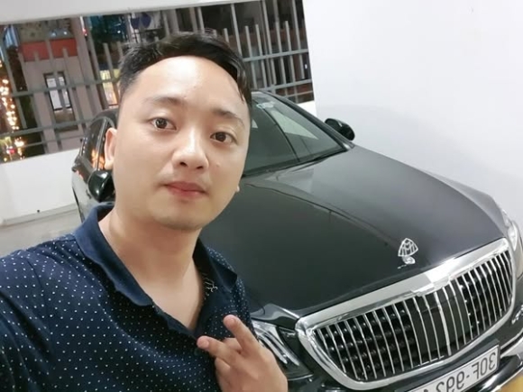 2 Vet Truot Cua Youtuber Chuyen Vao Vai Chu Tich Gia Ngheo Vua Bi Khoi To