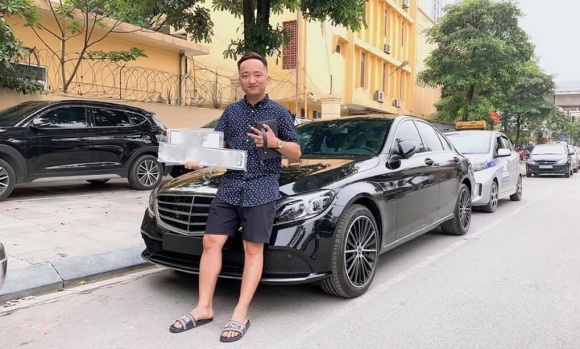 3 Vet Truot Cua Youtuber Chuyen Vao Vai Chu Tich Gia Ngheo Vua Bi Khoi To