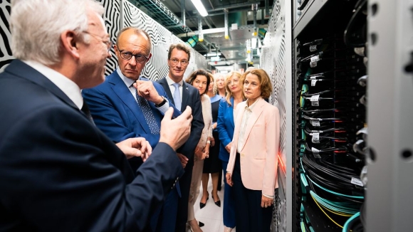 1 Duc Ra Mat Sieu May Tinh Nhanh Nhat Chau Au Tri Gia Nua Ty Euro