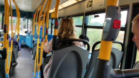 1 Tai Xe Bi Dieu Tra Sau Khi Tu Choi Cho Hoc Sinh Xuong Xe Khien Canh Sat Duc Phai Can Thiep