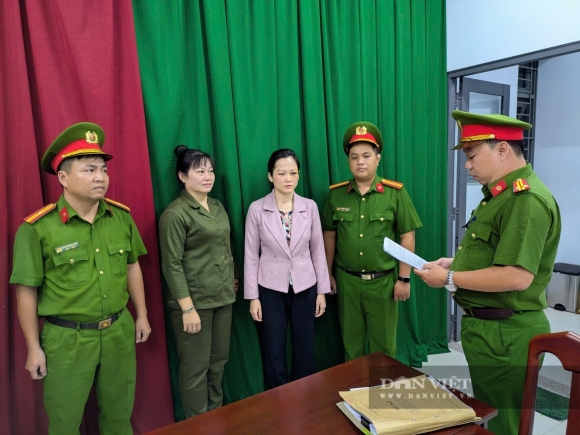 1 Tam Giu Hinh Su Chu Co So Nha Khoa Tuyet Chinh Hanh Hung Khach Hang